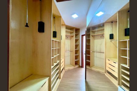 Casa de condomínio à venda com 320m², 4 quartos e 4 vagas