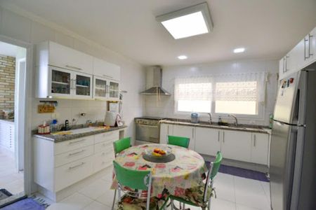 Casa de condomínio à venda com 332m², 4 quartos e 2 vagas