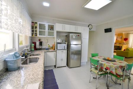 Casa de condomínio à venda com 332m², 4 quartos e 2 vagas