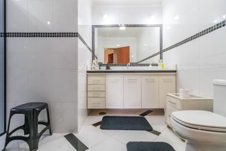 Casa de condomínio à venda com 404m², 4 quartos e 6 vagasBanheiro da Suíte 3