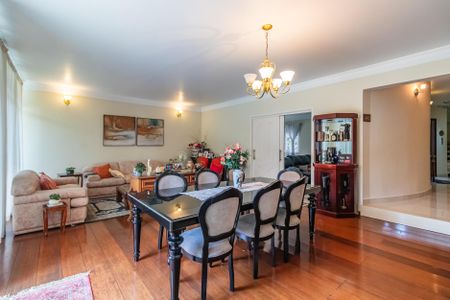 Casa de condomínio à venda com 404m², 4 quartos e 6 vagasSala