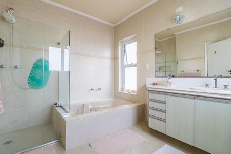 Casa de condomínio à venda com 404m², 4 quartos e 6 vagasBanheiro da Suíte