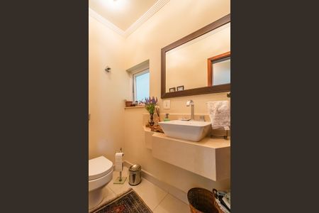 Casa de condomínio à venda com 404m², 4 quartos e 6 vagasLavabo