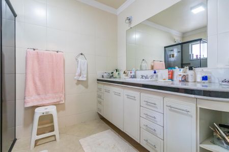 Casa de condomínio à venda com 404m², 4 quartos e 6 vagasBanheiro da Suíte 2