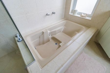 Casa de condomínio à venda com 404m², 4 quartos e 6 vagasBanheiro da Suíte