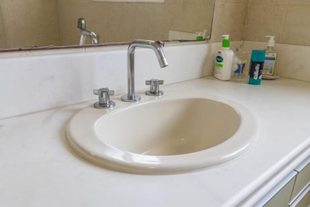 Casa de condomínio à venda com 404m², 4 quartos e 6 vagasBanheiro da Suíte