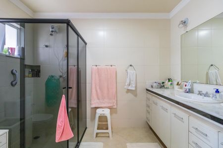 Casa de condomínio à venda com 404m², 4 quartos e 6 vagasBanheiro da Suíte 2