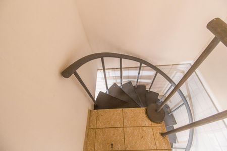 Casa à venda com 480m², 4 quartos e 3 vagas Casa à venda com 480m², 4 quartos e 3 vagasEscada