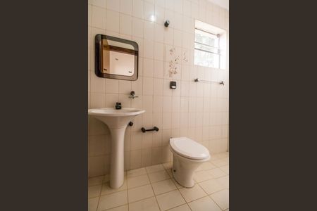 Casa à venda com 480m², 4 quartos e 3 vagas Casa à venda com 480m², 4 quartos e 3 vagasBanheiro de serviço