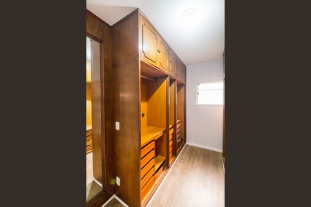 Casa à venda com 480m², 4 quartos e 3 vagas Casa à venda com 480m², 4 quartos e 3 vagasCloset da suíte