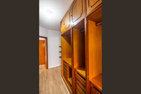 Casa à venda com 480m², 4 quartos e 3 vagas Casa à venda com 480m², 4 quartos e 3 vagasCloset da suíte