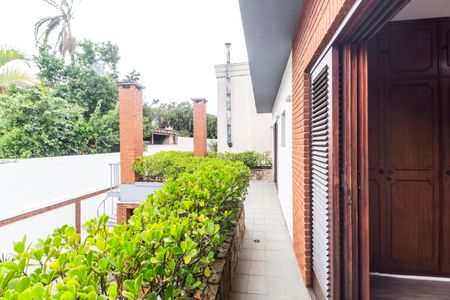 Casa à venda com 480m², 4 quartos e 3 vagas Casa à venda com 480m², 4 quartos e 3 vagasVaranda