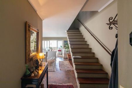 Apartamento à venda com 192m², 3 quartos e 1 vaga Apartamento à venda com 192m², 3 quartos e 1 vagaEscadas