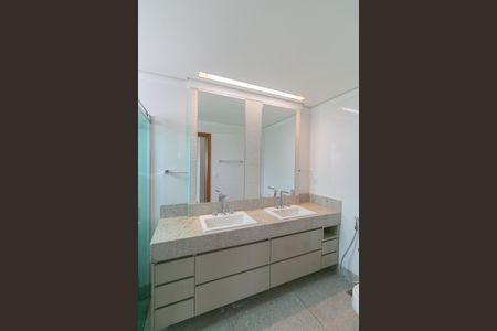 Apartamento à venda com 195m², 4 quartos e 4 vagas Apartamento à venda com 195m², 4 quartos e 4 vagasBanheiro Social