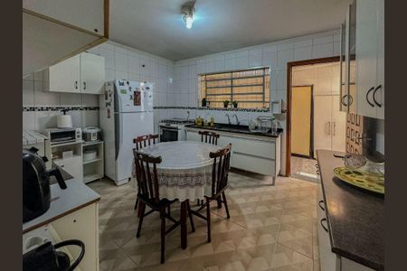 Casa de condomínio à venda com 243m², 4 quartos e 3 vagas