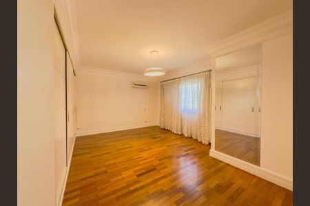 Casa de condomínio à venda com 560m², 4 quartos e 6 vagas