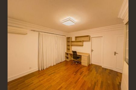 Casa de condomínio à venda com 560m², 4 quartos e 6 vagas