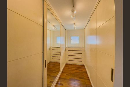 Casa de condomínio à venda com 560m², 4 quartos e 6 vagas