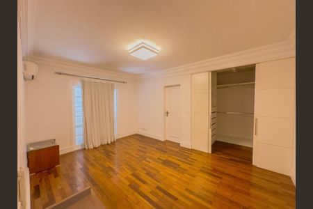 Casa de condomínio à venda com 560m², 4 quartos e 6 vagas