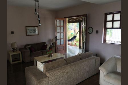 Casa à venda com 4 quartos, 194m² em Cachoeirinha, Belo Horizonte