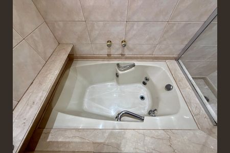 Apartamento à venda com 180m², 4 quartos e 4 vagasBanheiro Suite 1