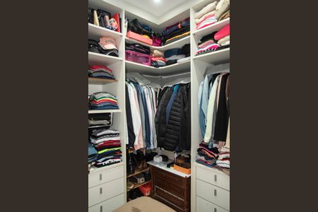 Casa à venda com 180m², 3 quartos e 3 vagasSuíte 1 - Closet