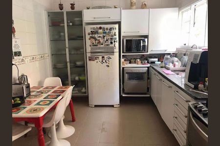 Casa de condomínio à venda com 329m², 4 quartos e 4 vagas