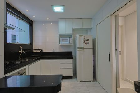 Apartamento à venda com 160m², 4 quartos e 2 vagas Apartamento à venda com 160m², 4 quartos e 2 vagasCozinha e Área de Serviço