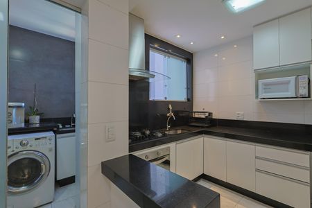 Apartamento à venda com 160m², 4 quartos e 2 vagas Apartamento à venda com 160m², 4 quartos e 2 vagasCozinha e Área de Serviço