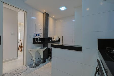 Apartamento à venda com 160m², 4 quartos e 2 vagas Apartamento à venda com 160m², 4 quartos e 2 vagasCozinha e Área de Serviço