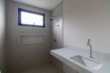 Casa de condomínio à venda com 233m², 3 quartos e 4 vagasBanheiro da suíte 1