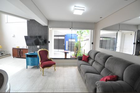 Casa à venda com 353m², 3 quartos e 3 vagasSala