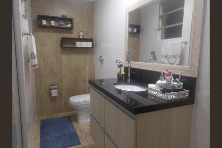 Banheiro de apartamento à venda com 2 quartos, 66m² em Vila Ipiranga, Porto Alegre