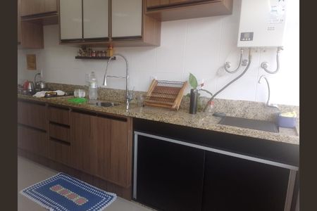 Cozinha de apartamento à venda com 2 quartos, 66m² em Vila Ipiranga, Porto Alegre