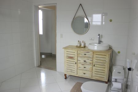 Casa à venda com 385m², 4 quartos e 7 vagasBanheiro da Suíte 4