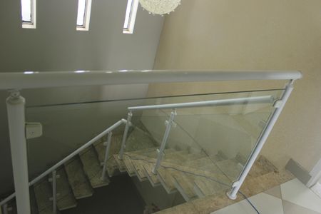 Casa à venda com 385m², 4 quartos e 7 vagasEscadas de acesso das Suites