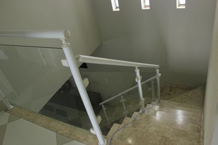 Casa à venda com 385m², 4 quartos e 7 vagasEscadas de acesso das Suites