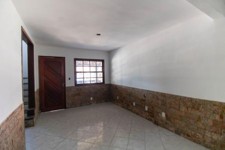 Sala de casa de condomínio à venda com 2 quartos, 100m² em Atalaia, Niterói
