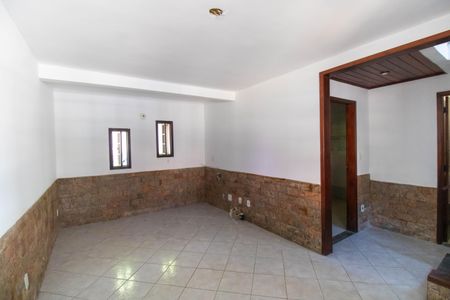 Sala de casa de condomínio à venda com 2 quartos, 100m² em Atalaia, Niterói