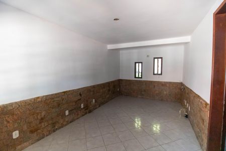 Sala de casa de condomínio à venda com 2 quartos, 100m² em Atalaia, Niterói