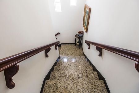 Casa de condomínio à venda com 360m², 4 quartos e 4 vagasEscada