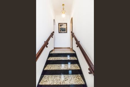 Casa de condomínio à venda com 360m², 4 quartos e 4 vagasEscada