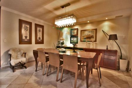 Casa à venda com 4 quartos, 450m² em Alphaville Residencial Um, Barueri