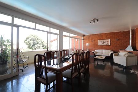 Casa para alugar com 700m², 6 quartos e 5 vagasSala