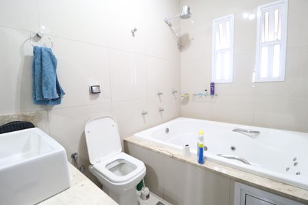 Casa para alugar com 700m², 6 quartos e 5 vagasBanheiro do Quarto 4