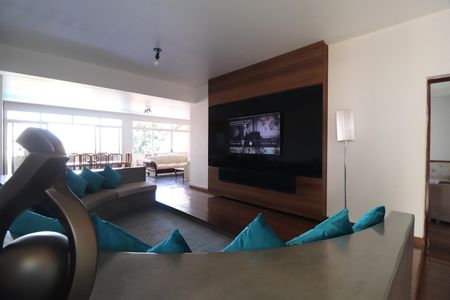 Casa para alugar com 700m², 6 quartos e 5 vagasSala