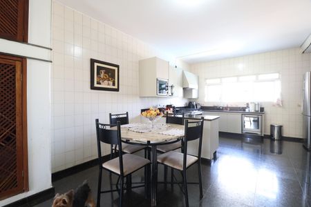 Casa para alugar com 700m², 6 quartos e 5 vagasCozinha