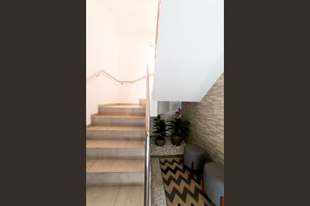 Studio para alugar com 40m², 1 quarto e 1 vaga Studio para alugar com 40m², 1 quarto e 1 vagaEscada