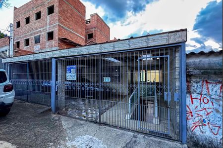 Casa à venda com 250m², 4 quartos e 3 vagas Casa à venda com 250m², 4 quartos e 3 vagasFachada