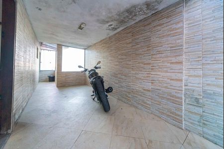 Casa à venda com 250m², 4 quartos e 3 vagas Casa à venda com 250m², 4 quartos e 3 vagasHall